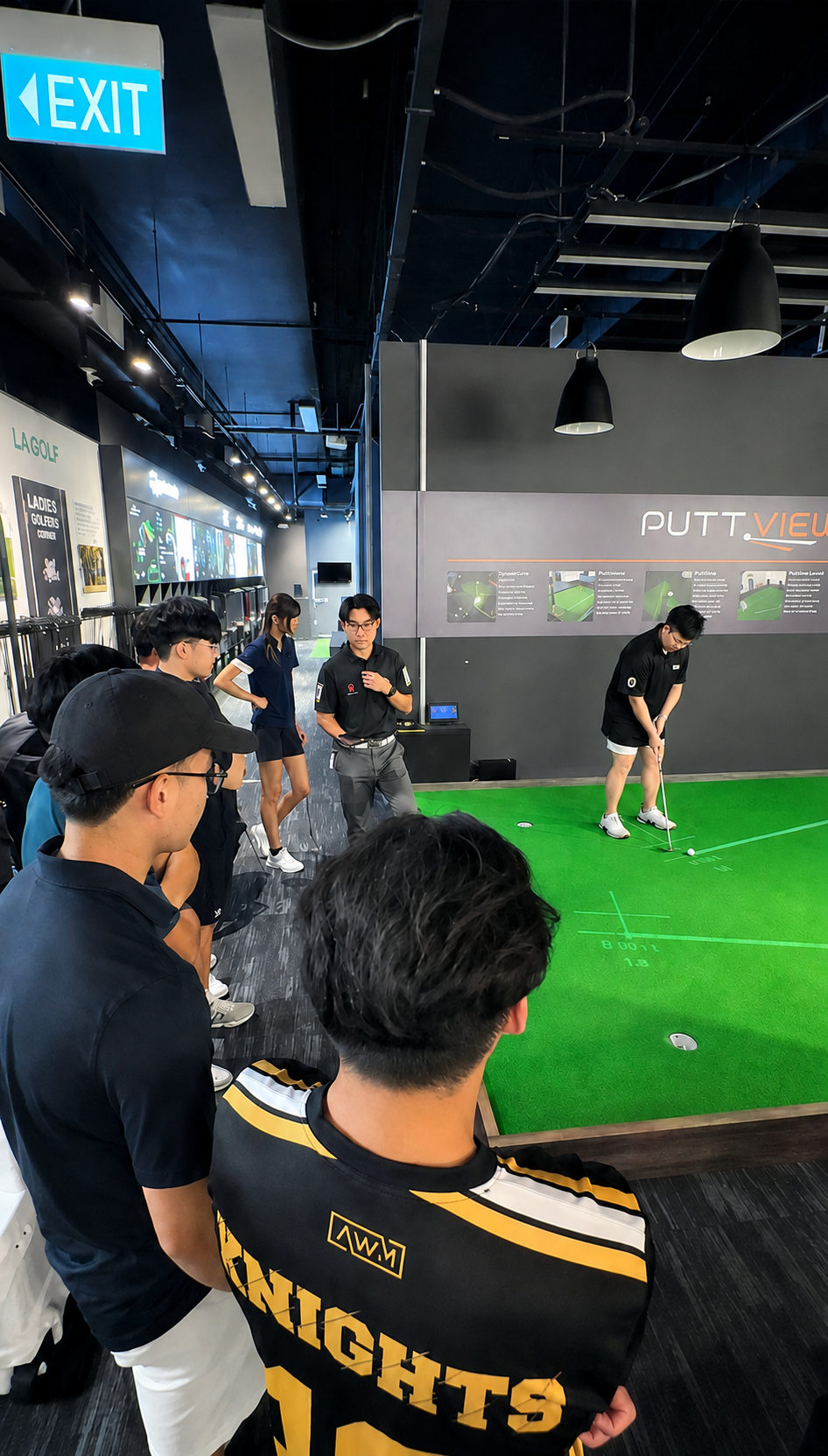 Guests learning together during a group putting clinic